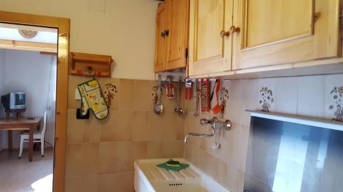 A kitchen or kitchenette at Ospitalità Diffusa Laste Dolomites - Cèsa Murer