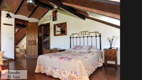 sypialnia z łóżkiem i drewnianym sufitem w obiekcie Apartamentos Rurales Monfragüe w mieście Torrejón el Rubio