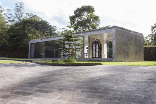 a building with a tree in front of it at Villa Refuge Astrolabe in Rabo de Peixe