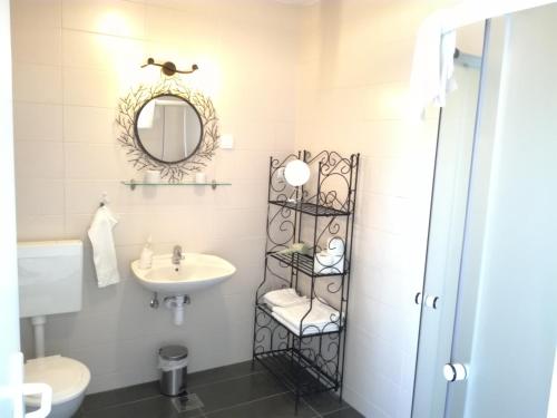 Een badkamer bij Guest House Dragić - Anex