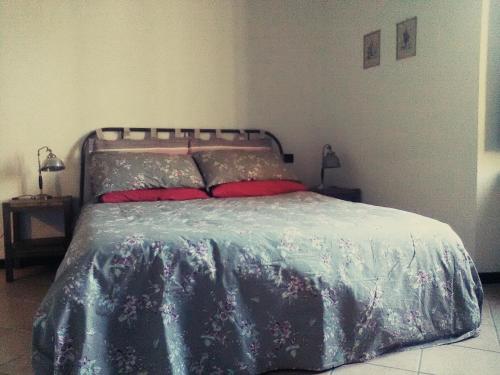 - un lit avec une couverture bleue et 2 oreillers dans l'établissement Oddi21 B&B, à Albenga