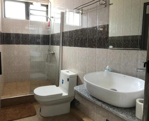 Ванна кімната в Luxe Exotica Apartments