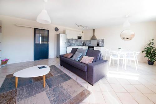 een woonkamer met een bank en een tafel bij Ocean Apartment in Saint-Malo