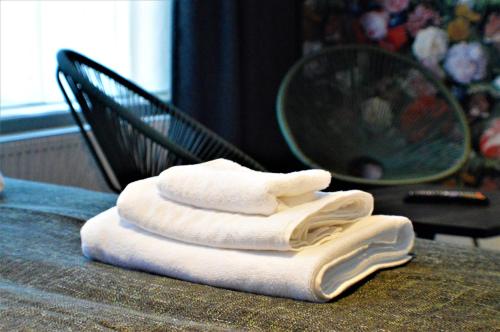 una pila de toallas sentadas sobre una mesa en Hotel Heye 130, en Ámsterdam