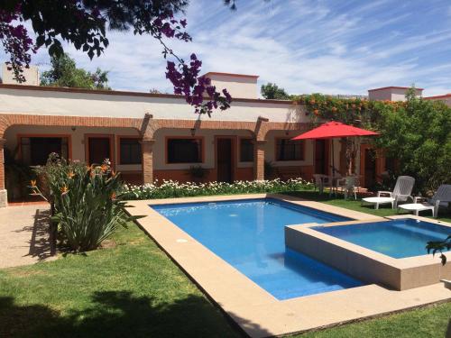 特基斯基亞潘的住宿－Hotel Los Mezquites，一座房子的院子内的游泳池