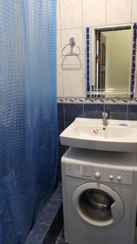 ソチにあるApartment U Romanaのバスルーム(洗濯機、シンク付)