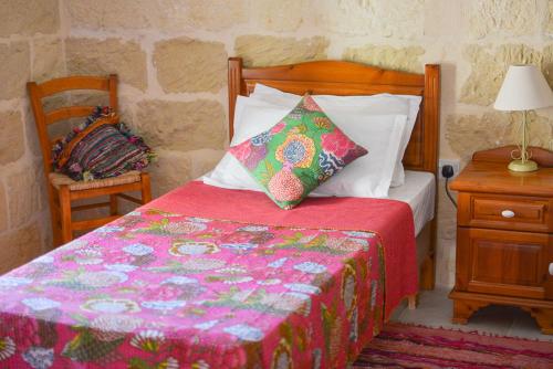 A bed or beds in a room at Shanti Ghar Gozo