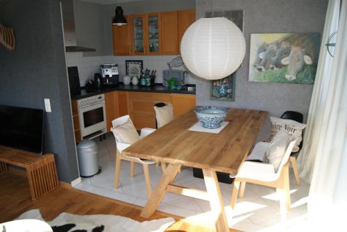 ダーンにあるFewo-Francaのキッチン(木製ダイニングテーブル、椅子付)