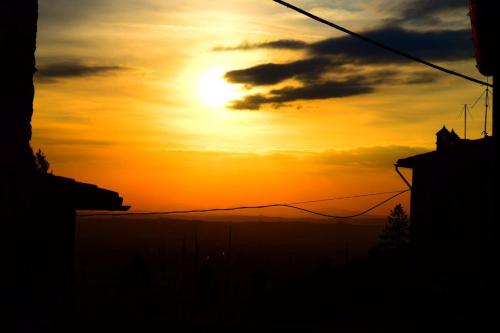 a sunset with the sun in the sky at Apartments Aurora Delle Rose in Assisi