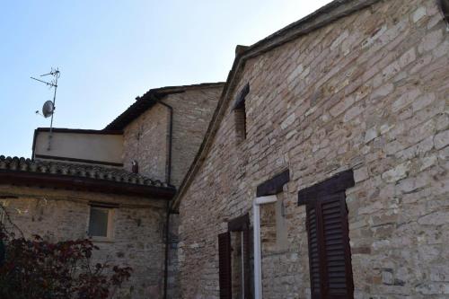 an old brick building with a rooftop at Apartments Aurora Delle Rose in Assisi