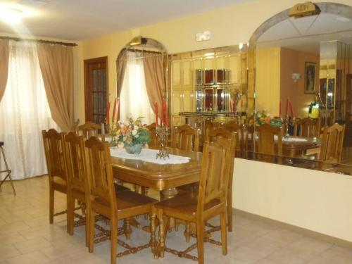 una sala da pranzo con tavolo e sedie di Hotel Francisco Javier a La Coruña