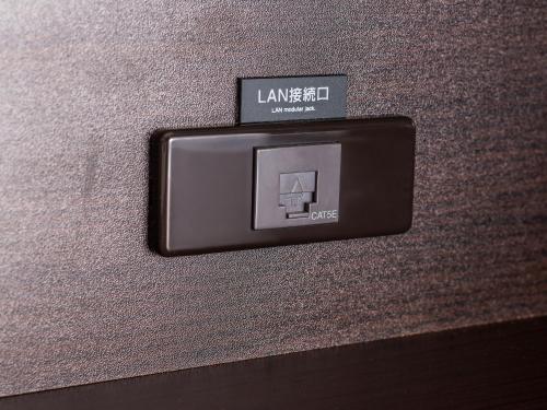 a lightswitch on the side of a wall at APA Hotel Shinjuku Kabukicho Tower in Tokyo