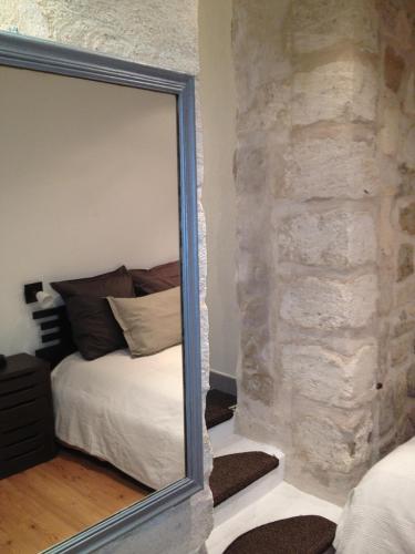 un miroir en face d'une chambre avec un lit dans l'établissement Coeur de Provence STC, à Avignon