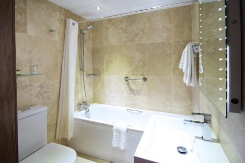 A bathroom at Best Western Palm Hotel 