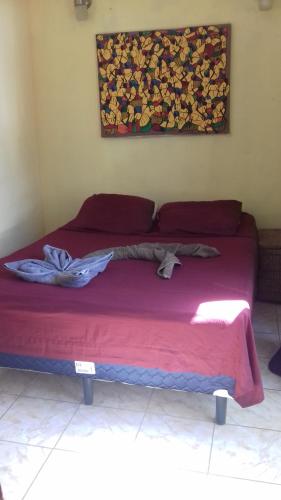 Una cama o camas en una habitación de Roatan Backpackers' Hostel