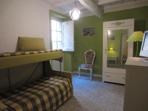1 dormitorio con litera y silla en Antica residenza La Rocca en Montefiascone