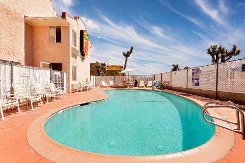 Πισίνα στο ή κοντά στο Super 8 by Wyndham Yucca Val/Joshua Tree Nat Pk Area