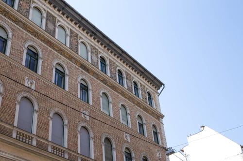 a brick building with windows on the side of it at Broadway Residence in Budapest
