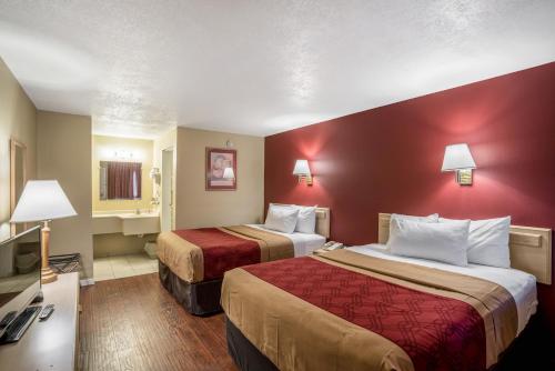 een hotelkamer met 2 bedden en een televisie bij Econo Lodge I-40 Exit 286-Holbrook Holbrook in Holbrook