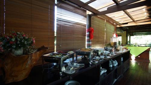 una habitación con un buffet de comida en una mesa en Bumi Linggah Villas Bali, en Sukawati