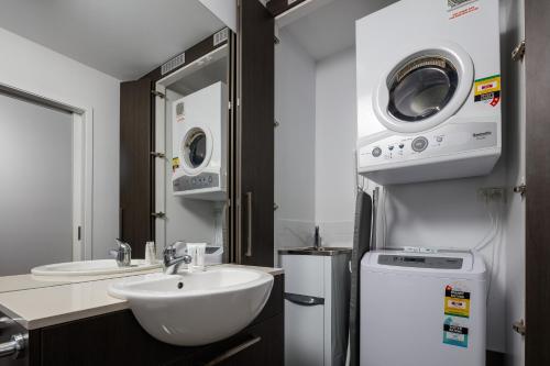 Ett badrum på Central Kensington Apartments