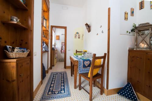 a hallway with a table and chairs in a room at La Valle Delle Najadi in Vietri sul Mare