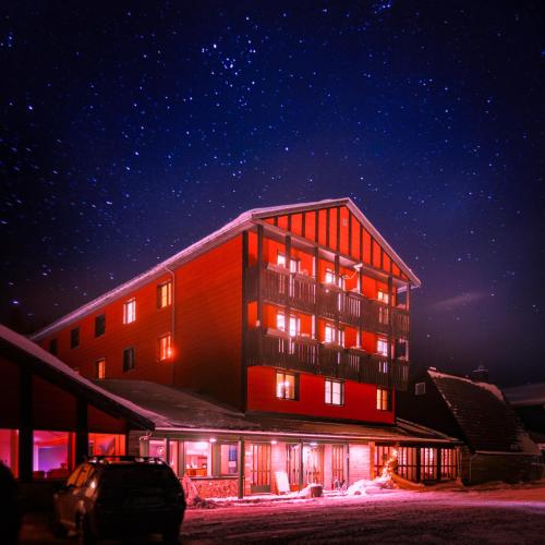 a building is lit up at night at Rondane Høyfjellshotell in Mysusæter