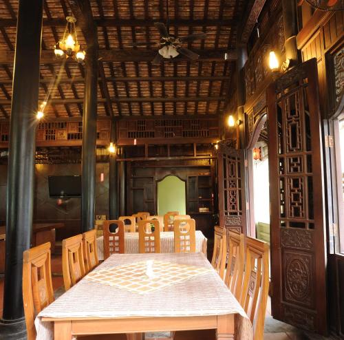 a dining room with a table and chairs at Hoang Yen Hotel in Thuan An