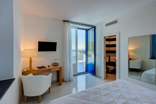 Postel nebo postele na pokoji v ubytování Boutique Hotel Helios