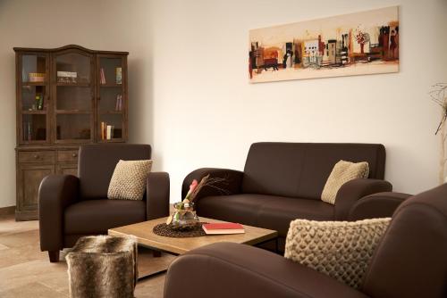 a living room with two couches and a coffee table at Gasthof Gigl in Neustadt an der Donau