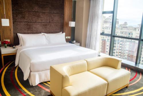 Katil atau katil-katil dalam bilik di Ramada Plaza Huizhou East