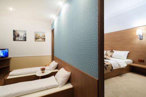 Habitación de hotel con 2 camas y mesa en Victoriei Residence en Sibiu
