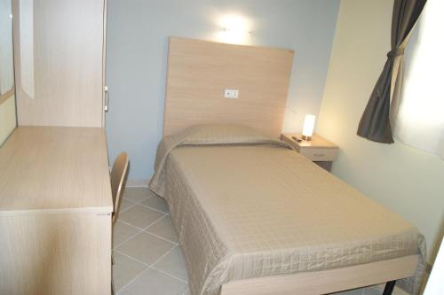 Un dormitorio pequeño con una cama y una cómoda. en Guest House Golfo Xifonio, en Augusta