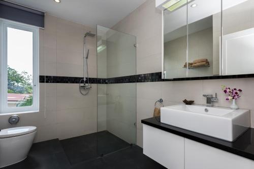 un bagno bianco con lavandino e WC di Sunset Sea View Apartment a Bangrak Beach