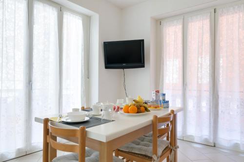a dining room with a table with fruit on it at B&B and Apartments Armando Diaz in Trento