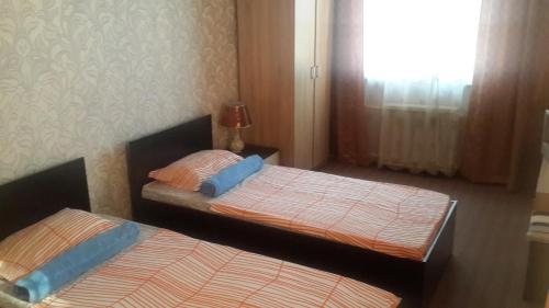 ソチにあるGuest house on Griboyedova 3の窓付きの小さな部屋のベッド2台