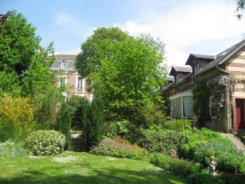 a garden in front of a house at Le Domaine des Prés du Hom in Bézu-Saint-Éloi