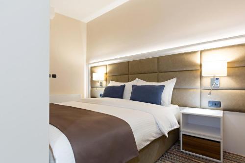 Postel nebo postele na pokoji v ubytování Hotel TESLA - Smart Stay Garni