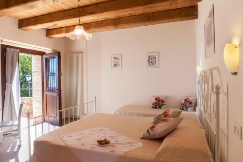 グロッタンマーレにあるVilla Fioritaのベッドルーム1室(ベッド2台、テーブル付)