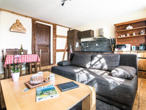 een woonkamer met een bank en een tafel bij Gîtes Strengbach in Ribeauvillé