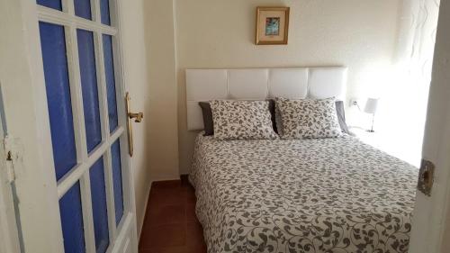 sypialnia z łóżkiem, oknem i drzwiami w obiekcie En el Corazón de Sevilla w Sewilli