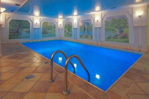 Swimming pool sa o malapit sa Hotel-Restaurant Kunz