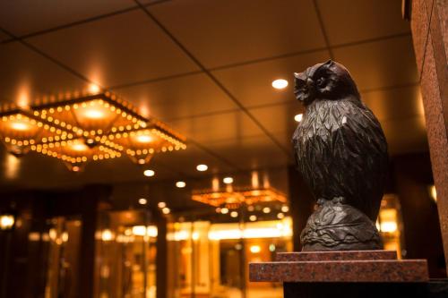 a statue of a black bird sitting on a table at HOTEL MYSTAYS Sapporo Aspen in Sapporo