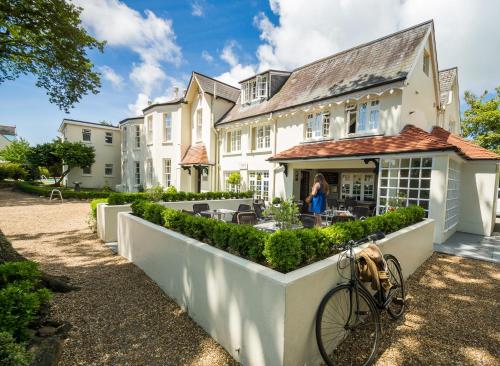 Сад в Les Douvres Hotel
