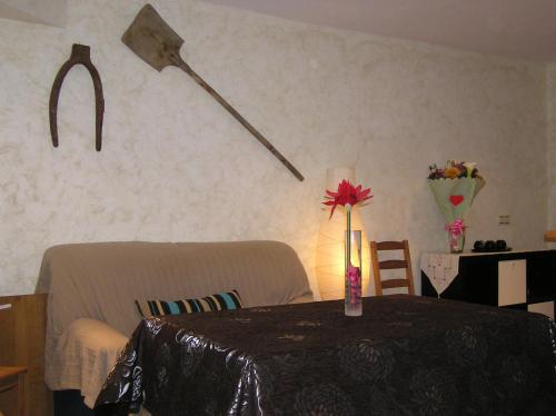 Una habitación con una mesa con una lámpara y una cama en La Casa de Abajo, en Setenil