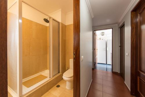 Ett badrum på "HomeySuite" in Estoril Beach Apartment