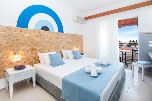 Ένα ή περισσότερα κρεβάτια σε δωμάτιο στο Tinas Plus Hotel