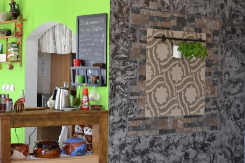 Кухня или мини-кухня в Guest House Misha
