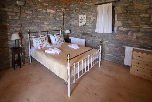 Кровать или кровати в номере Pyrgos Traditional Village