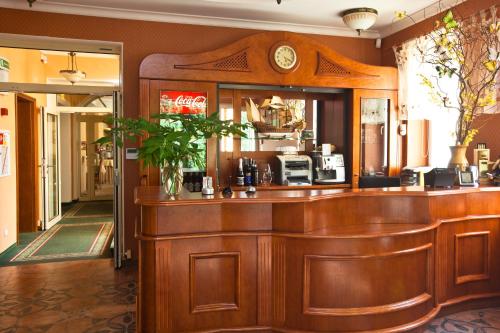 a bar in a restaurant with a mirror at Hotel Polaris III in Świnoujście